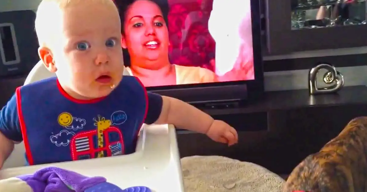 baby shares cookie